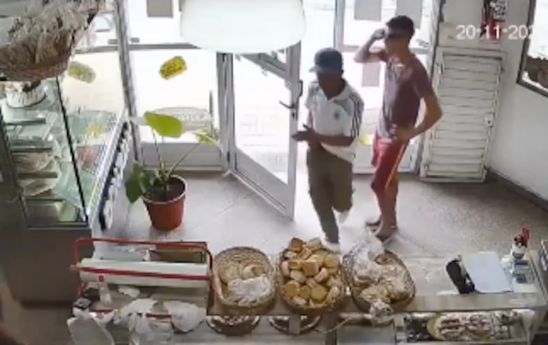 Empleadas de panadería en Lanús frustran robo armado con cuchilla de pan y agua caliente; video viral muestra el momento.
