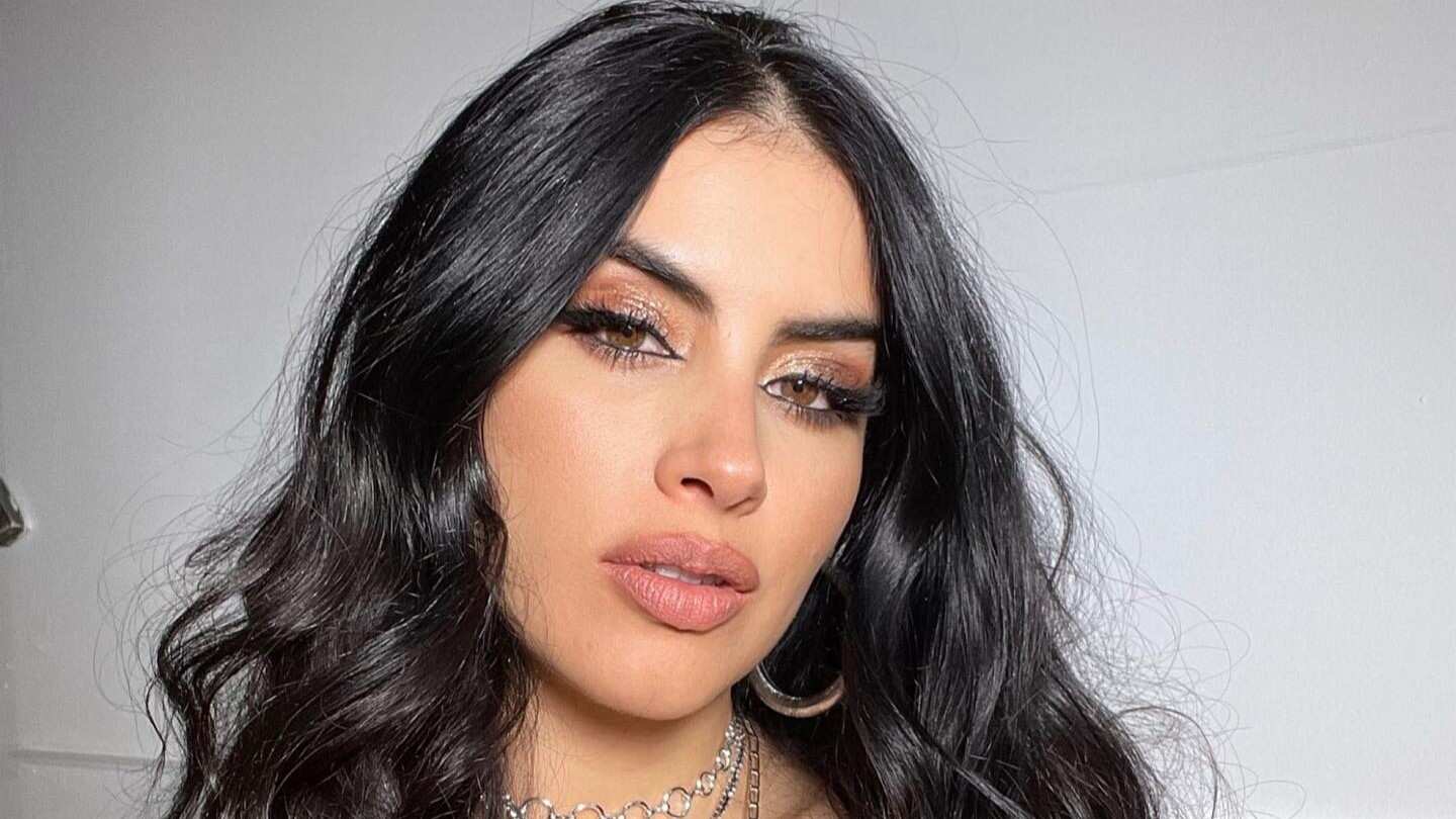 Jessica Cediel se apareció en el Museo del Louvre con una malla de trasparencias que deja ver su brasier.