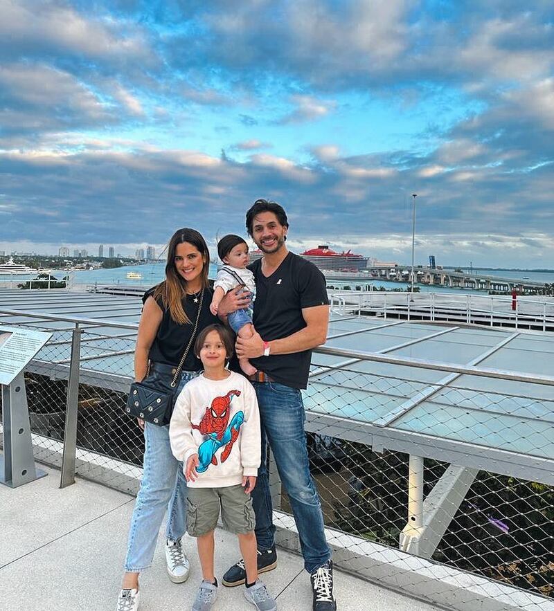 Daniel Elbittar junto a su esposa e hijos