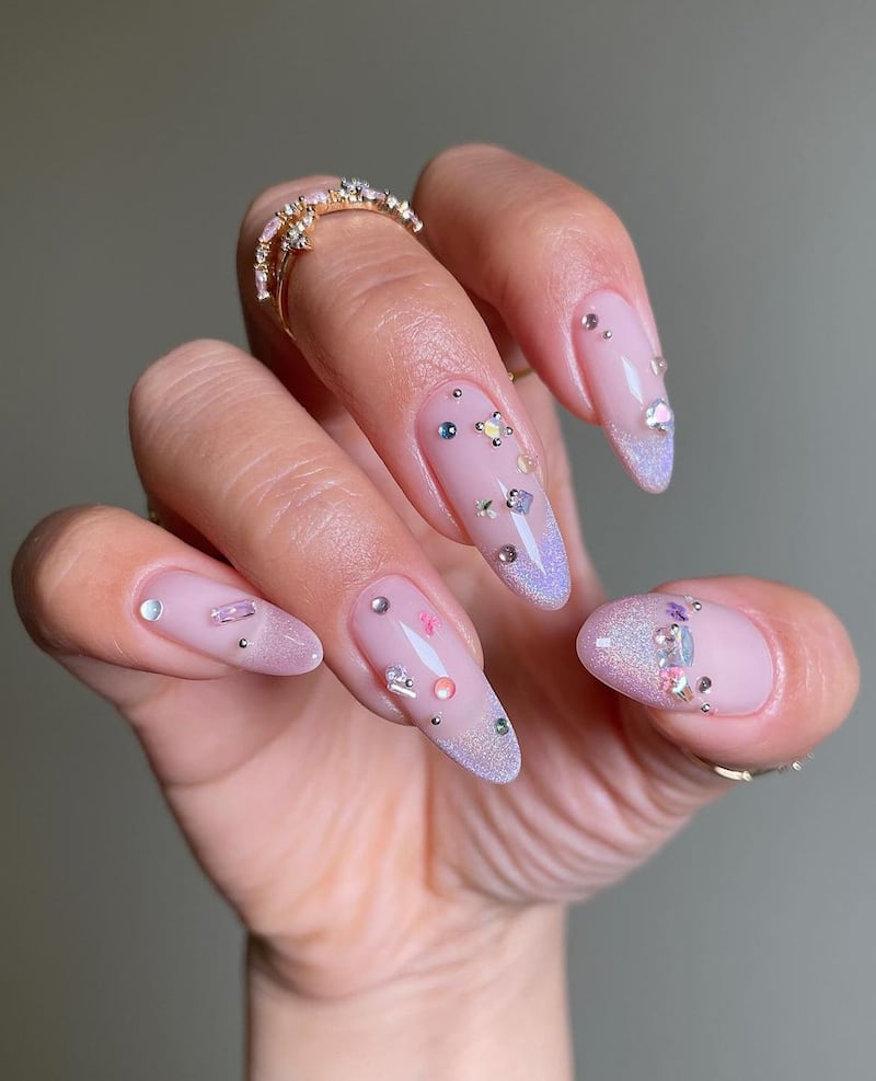 Las uñas ‘bedazzled’ son furor en los salones Las uñas ‘bedazzled’ son furor en los salones