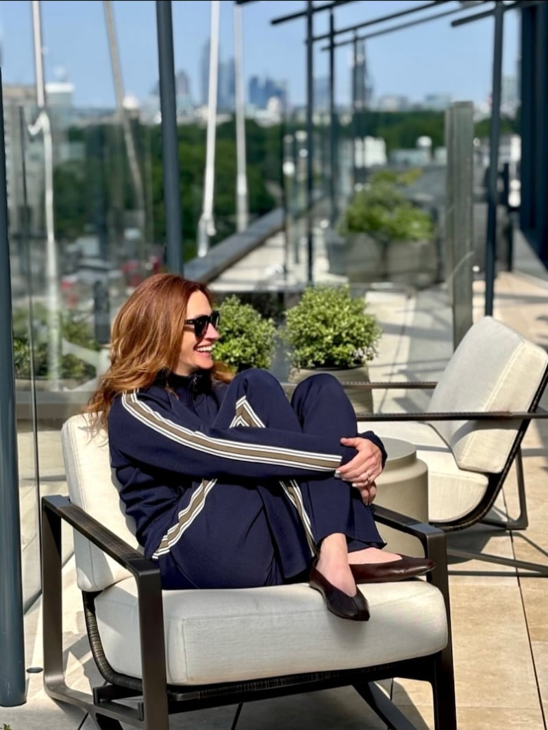 Julia Roberts enseña a usar pants de forma elegante después de los 50.