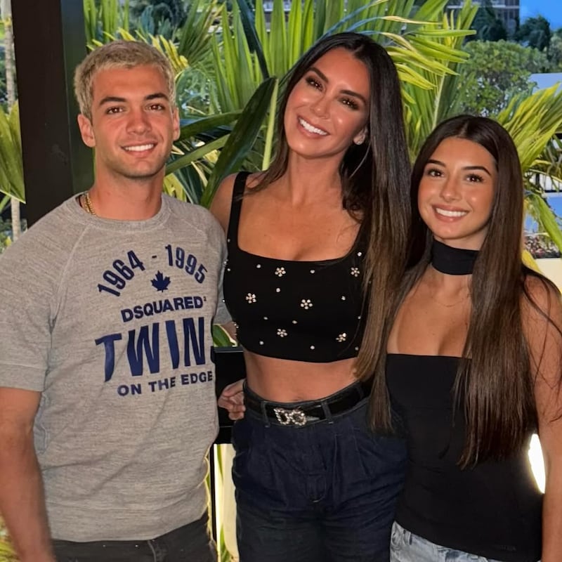 Elizabeth Gutiérrez presumió una nueva foto familiar junto a sus hijos Christopher y Kailey.