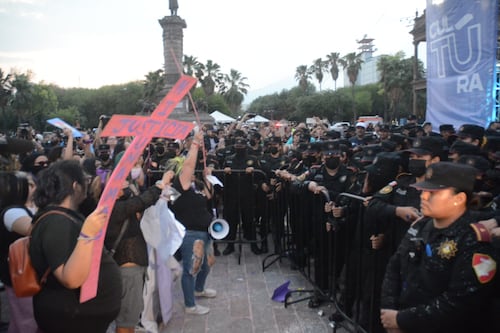 Por Yolanda, Debanhi y Marifer, mujeres hartas por los feminicidios y desapariciones paralizan avenidas de Monterrey