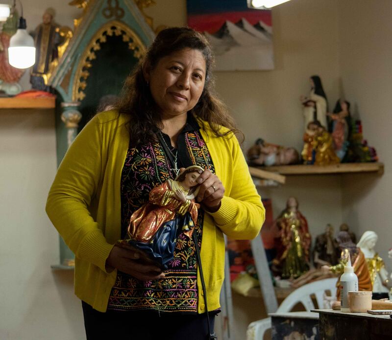 Magaly Masa, artista de policromía en San Antonio de Ibarra