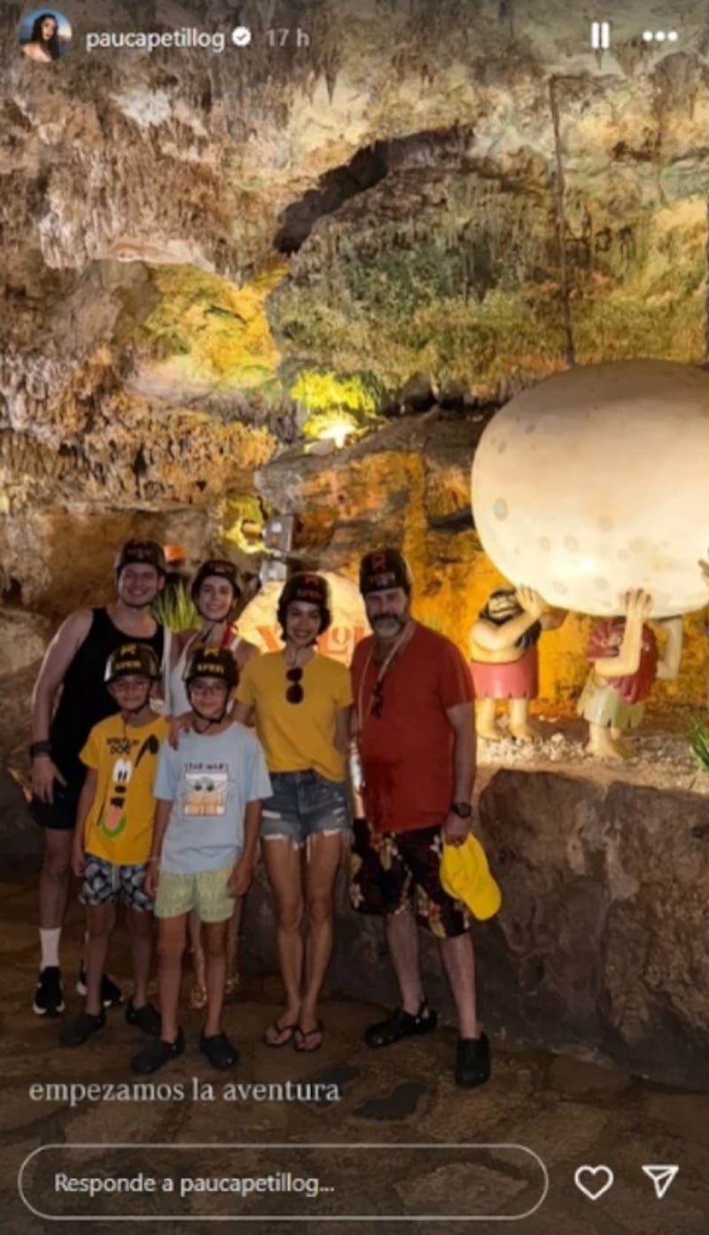 Biby Gaytán y su familia en Xcaret.