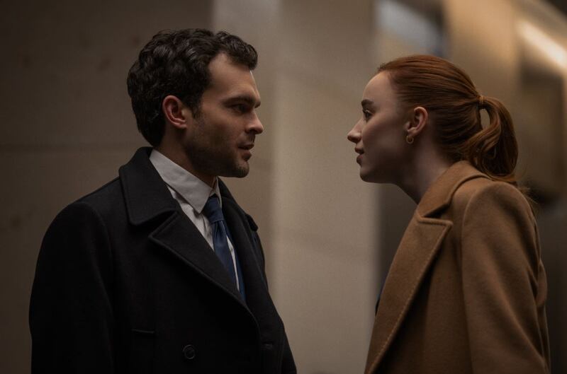 Alden Ehrenreich y Phoebe Dynevor en 'Juego limpio'