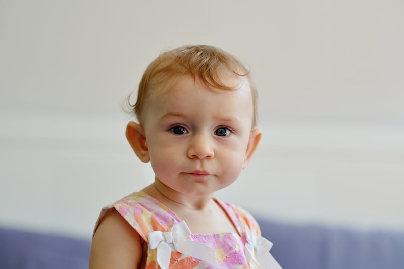 Los bebés con ojos verdes suelen nacer con ojos azules o grises