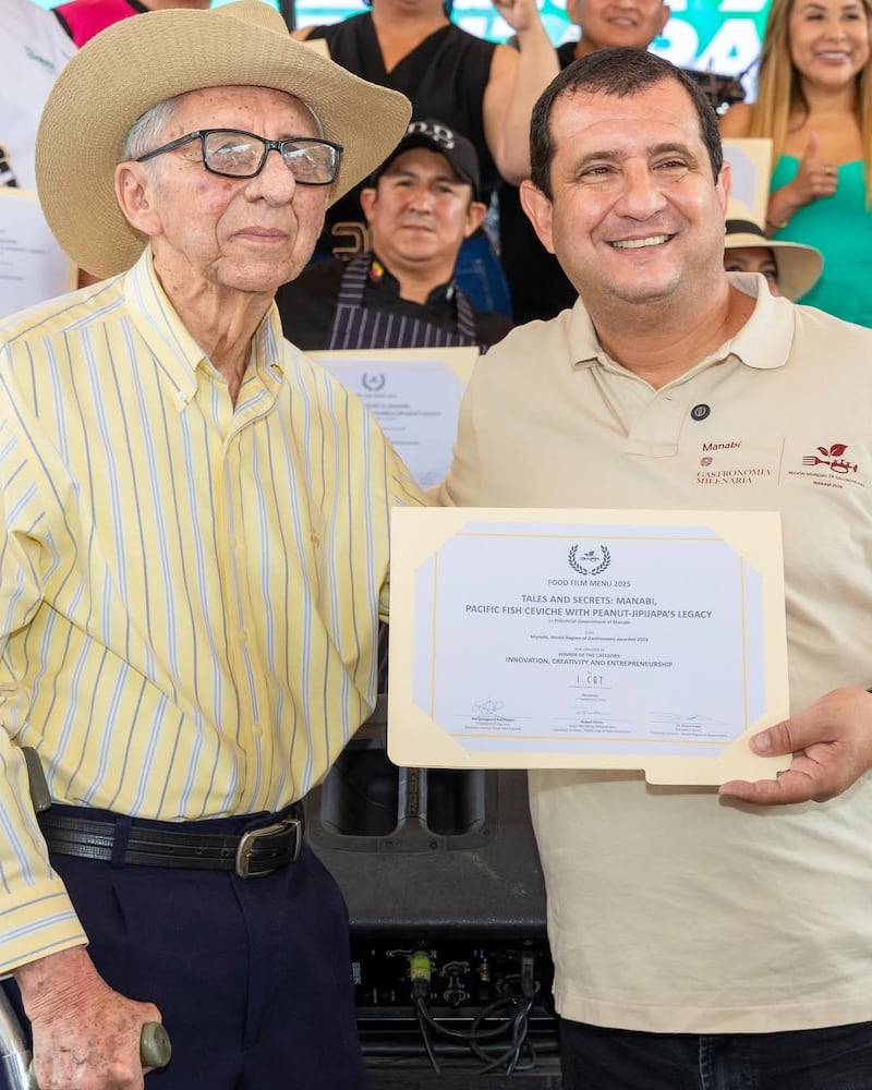 El prefecto de Manabí, Leonardo Orlando entregó un reconocimiento al ceviche de Jipijapa