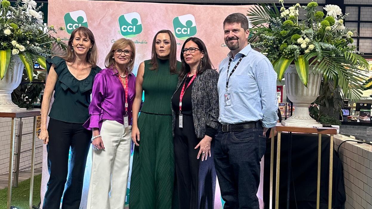 Andrea Garzón, gerente de Huella Verde; Ligia Gómez, gerente de centros comerciales del Ecuador CCI; Karla Cruz, gerente corporativa de marketing; Suaky Vintimilla, responsabilidad social CCI; Sebastián León, gerente de operaciones Huella Verde.