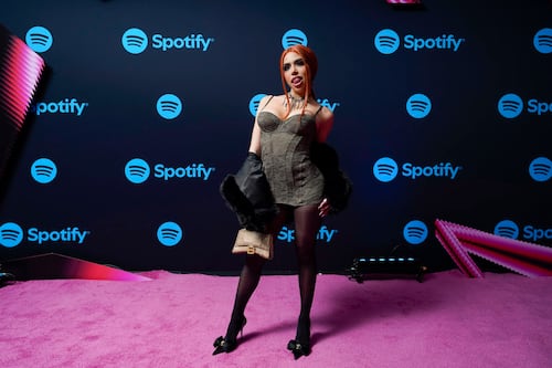 Se viraliza gestos de desaprobación de una mujer durante un concierto de Yeri Mua