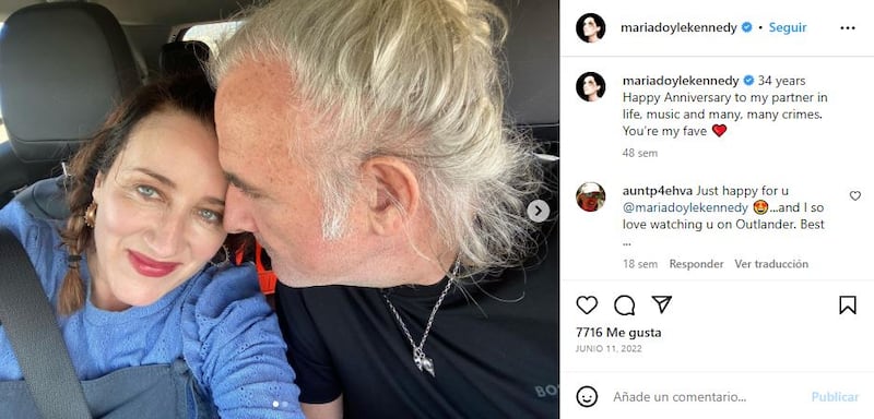 Maria Doyle Kennedy junto a su pareja