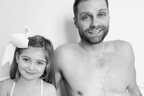 Papá se tatúa el pecho con la cicatriz de la cirugía cardiaca de su hija de 4 años