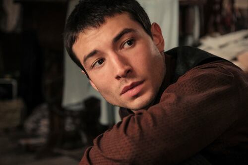Padre acusa a Ezra Miller de poner en peligro a sus tres hijos