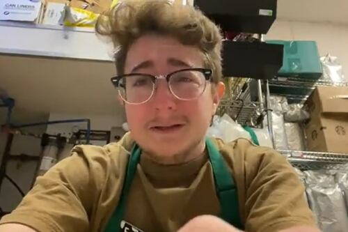 Trabajador de Starbucks rompe en llanto después de trabajar 8 horas y generó debate en redes