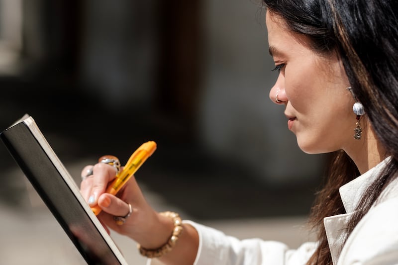 Más que tinta y papel: la ciencia revela por qué escribir a mano potencia el aprendizaje