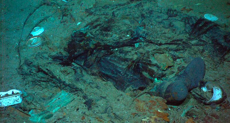 Esta fotografía de 2004 proporcionada por el Institute for Exploration, Center for Archaeological Oceanography/University of Rhode Island/NOAA Office of Ocean Exploration, muestra los restos de un abrigo y de unas botas en el fondo marino cerca del sitio donde se encuentran los restos del Titanic. (Institute for Exploration, Center for Archaeological Oceanography/University of Rhode Island/NOAA Office of Ocean Exploration, Archivo)