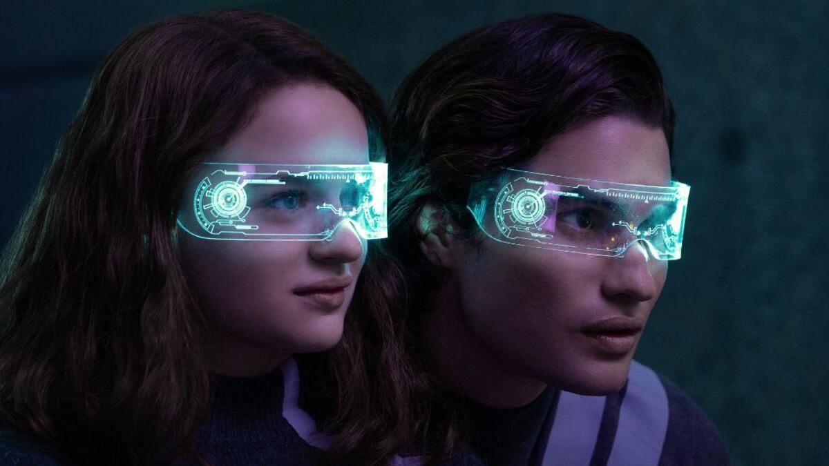 Joey King como Tally y Chase Stokes como Peris en 'Los feos'