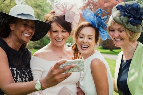 5 colores que nunca debes usar en una boda o podrías lucir poco sofisticada y hasta “grosera”