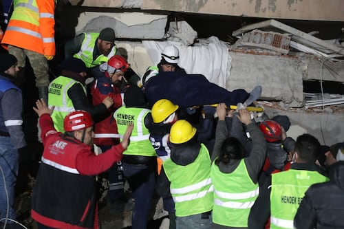 Rescatados un padre y su hija de cinco años tras 90 horas bajo los escombros de un edificio en Turquía
