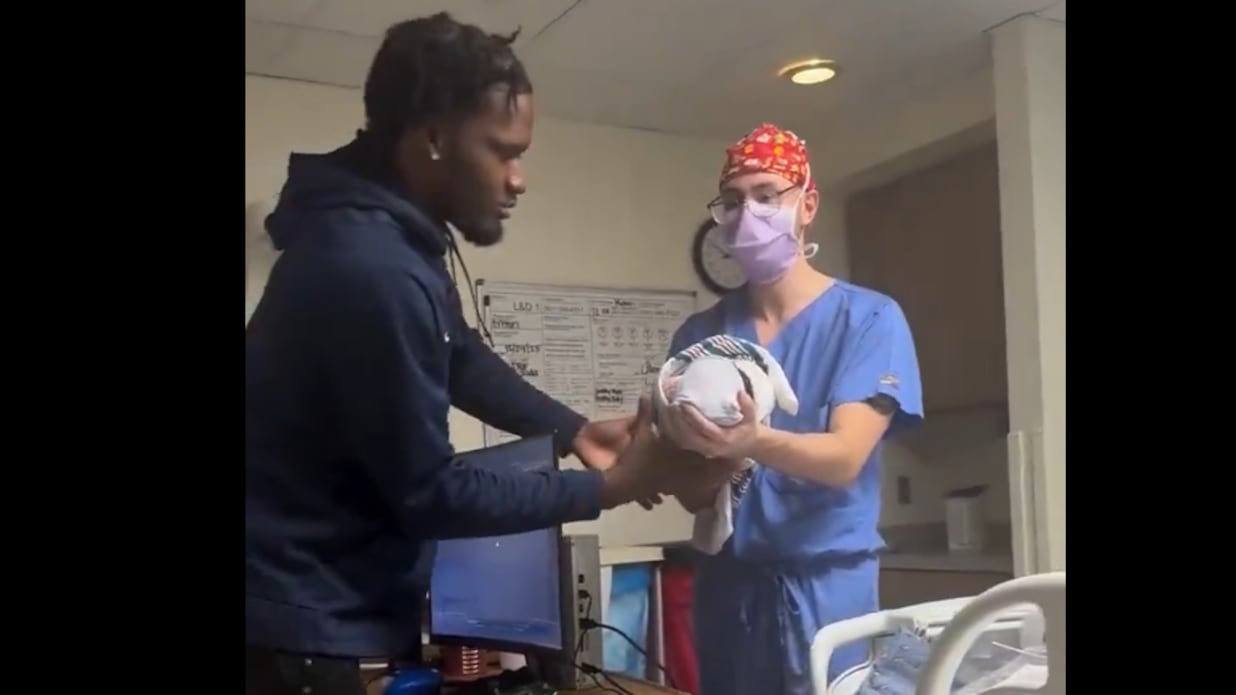 Captan a hombre jugando videojuegos en la sala de partos mientras su esposa daba a luz - Fuente: Video de X