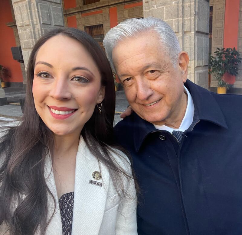 AMLO causó indignación tras besar a Diputada Federal