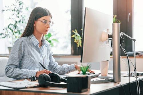La brecha invisible: Mujeres en Ecuador ganan $99 menos y enfrentan el doble de desempleo que los hombres