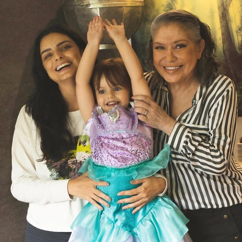 Aislinn Derbez junto a su madre Gabriela Michel y su hija Kailani