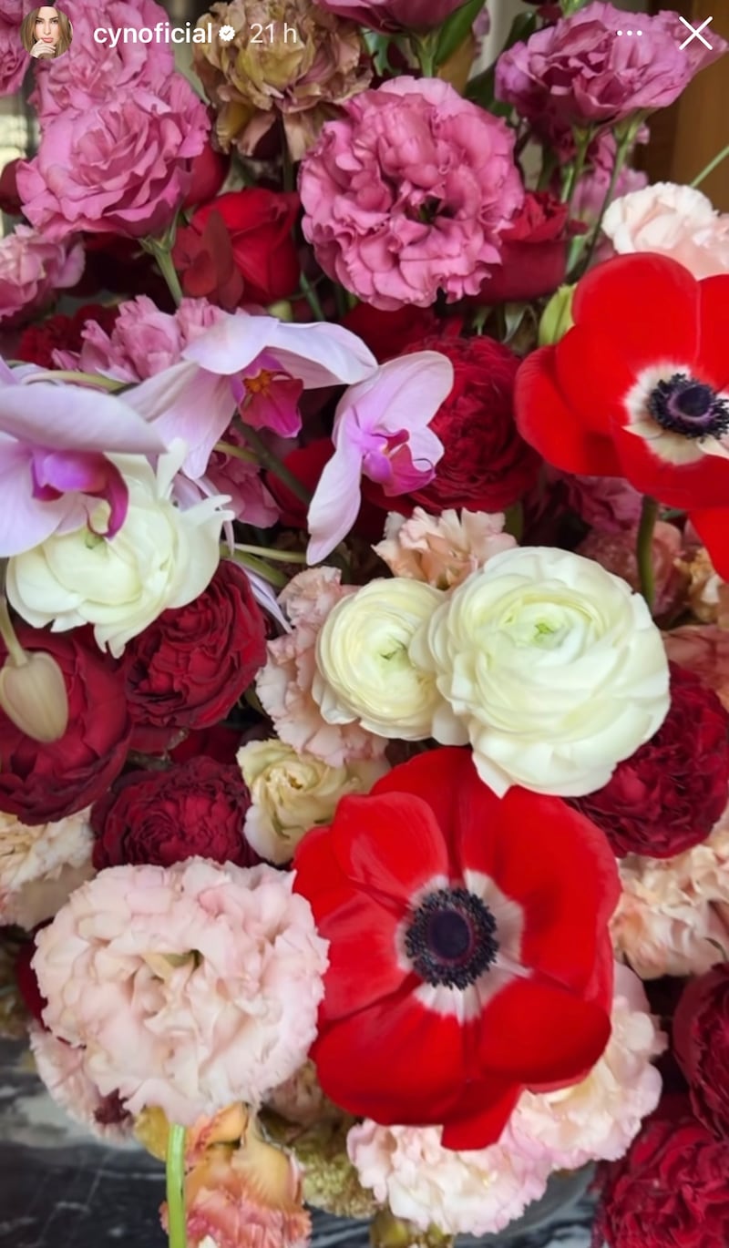 Carlos Rivera sorprendió con un espectacular ramo a Cynthia Rodríguez