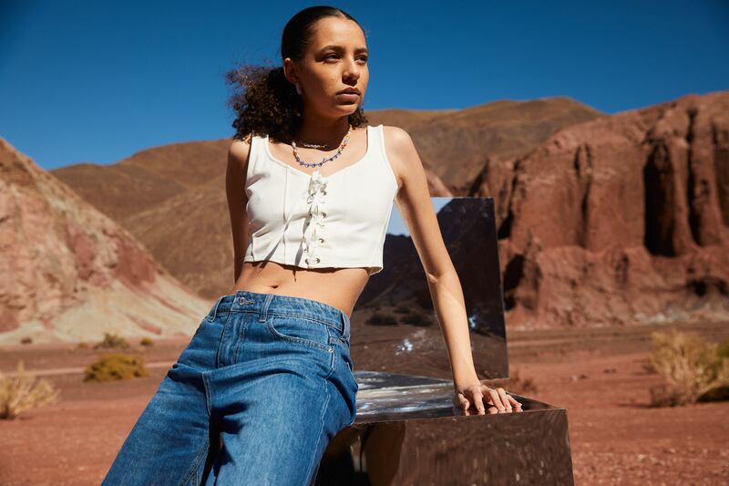 5 tops para todos los cuerpos: cómo combinar esta prenda en primavera
