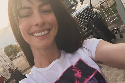 Cuando creías que Anne Hathaway ya no podía sorprender más, llega su era como “Diva Pop”
