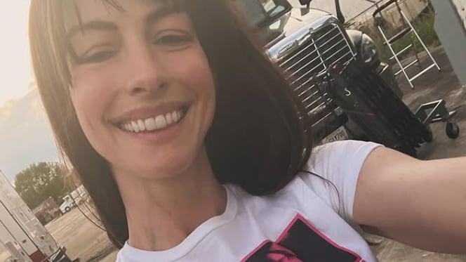 Rodeada de una atmósfera oscura y estilizada que refleja el tono de su nueva canción 'Burial'