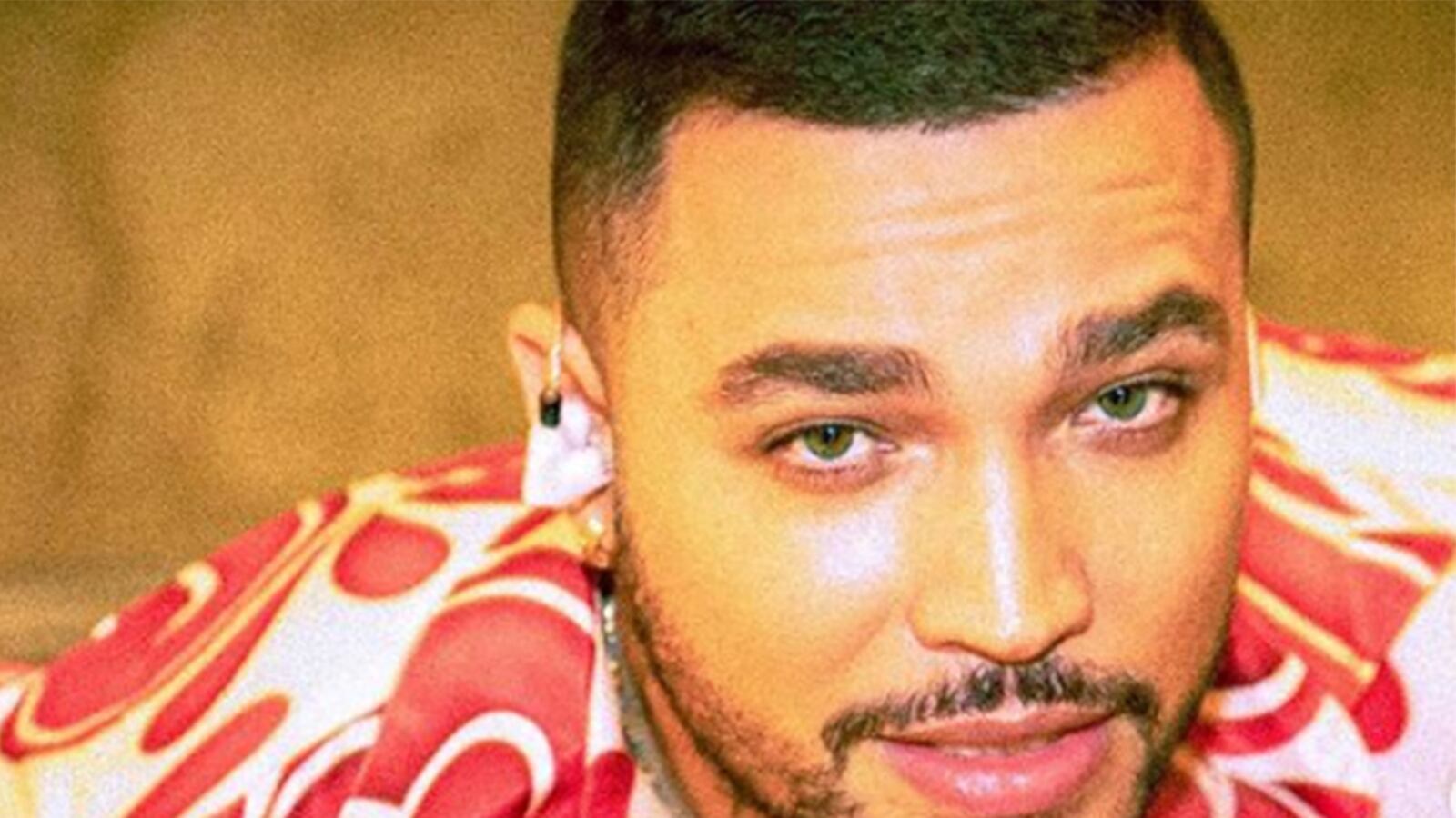 Jessi Uribe recibe el amor de otra mujer que no es su esposa.