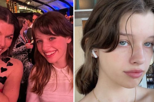 Tan bella como su mamá: en look de mezclilla, hija de Milla Jovovich arrasa en desfile de moda en París