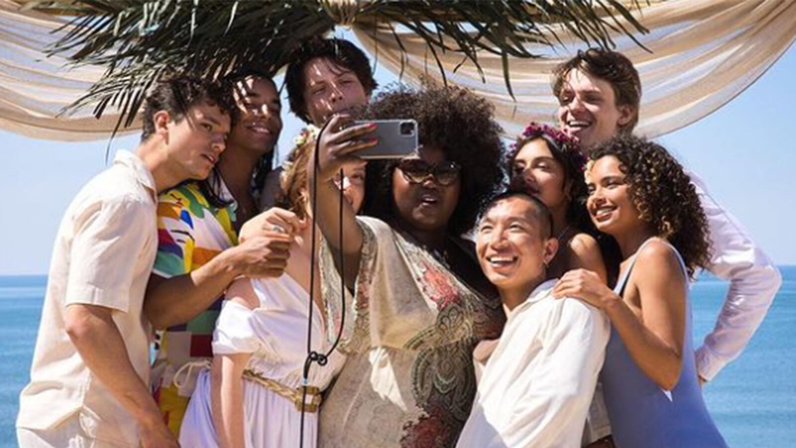 Parte del elenco principal de 'Relaciones peligrosas' haciendo una selfie.