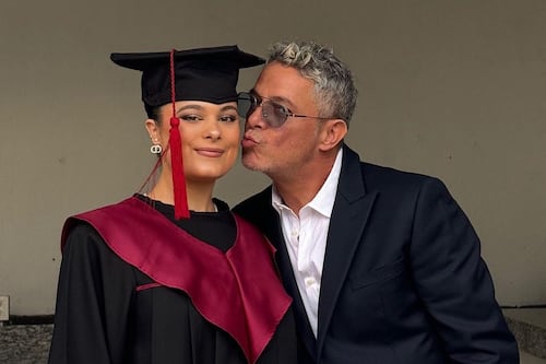 Alejandro Sanz sorprende a su hija al llegar a la graduación en Guadalajara