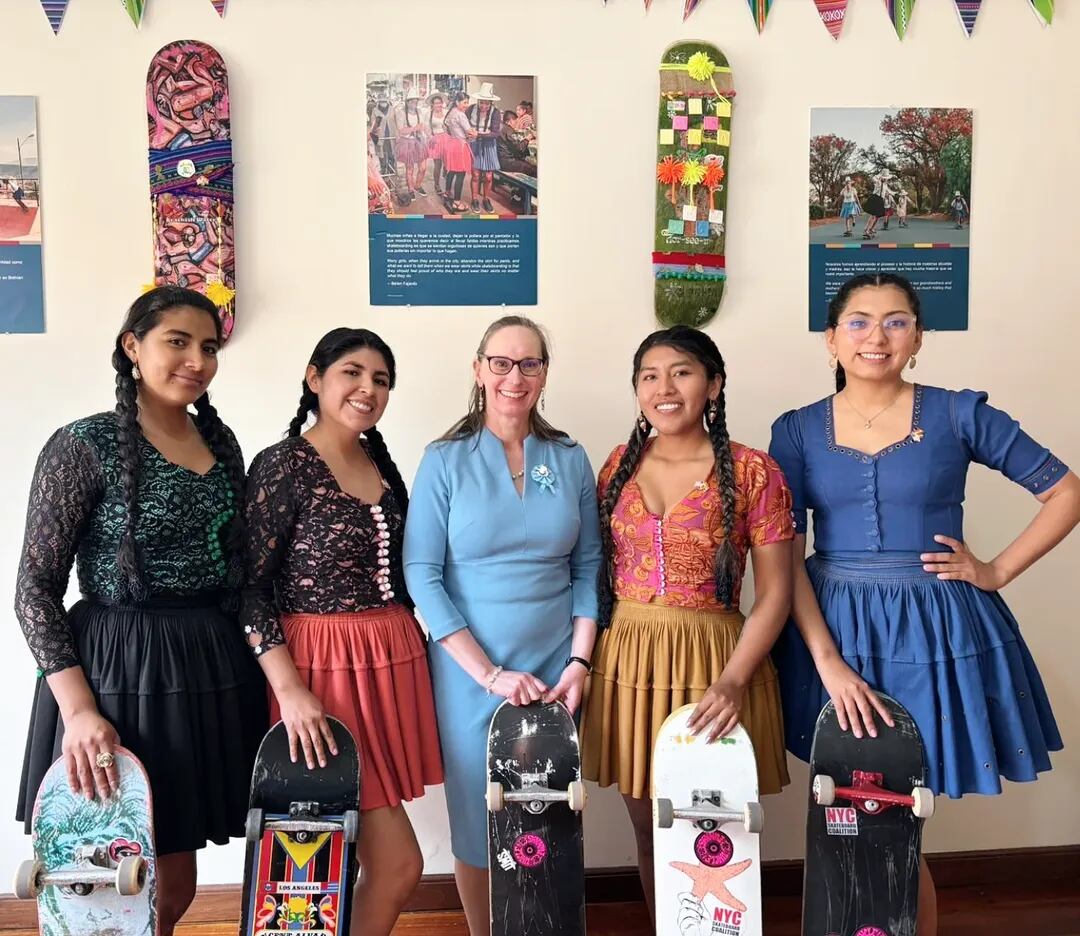 Polleras en patineta: El vuelo imparable de las Cholitas Skaters que redefine la identidad en Bolivia
