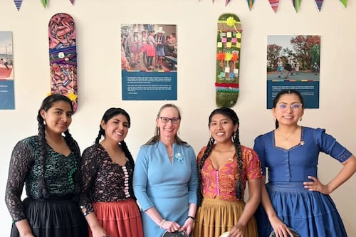 Polleras en patineta: El vuelo imparable de las Cholitas Skaters que redefine la identidad en Bolivia