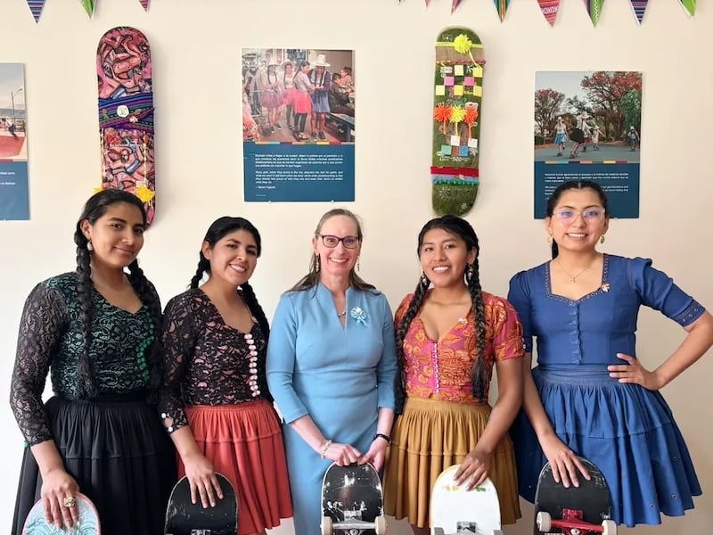 Polleras en patineta: El vuelo imparable de las Cholitas Skaters que redefine la identidad en Bolivia