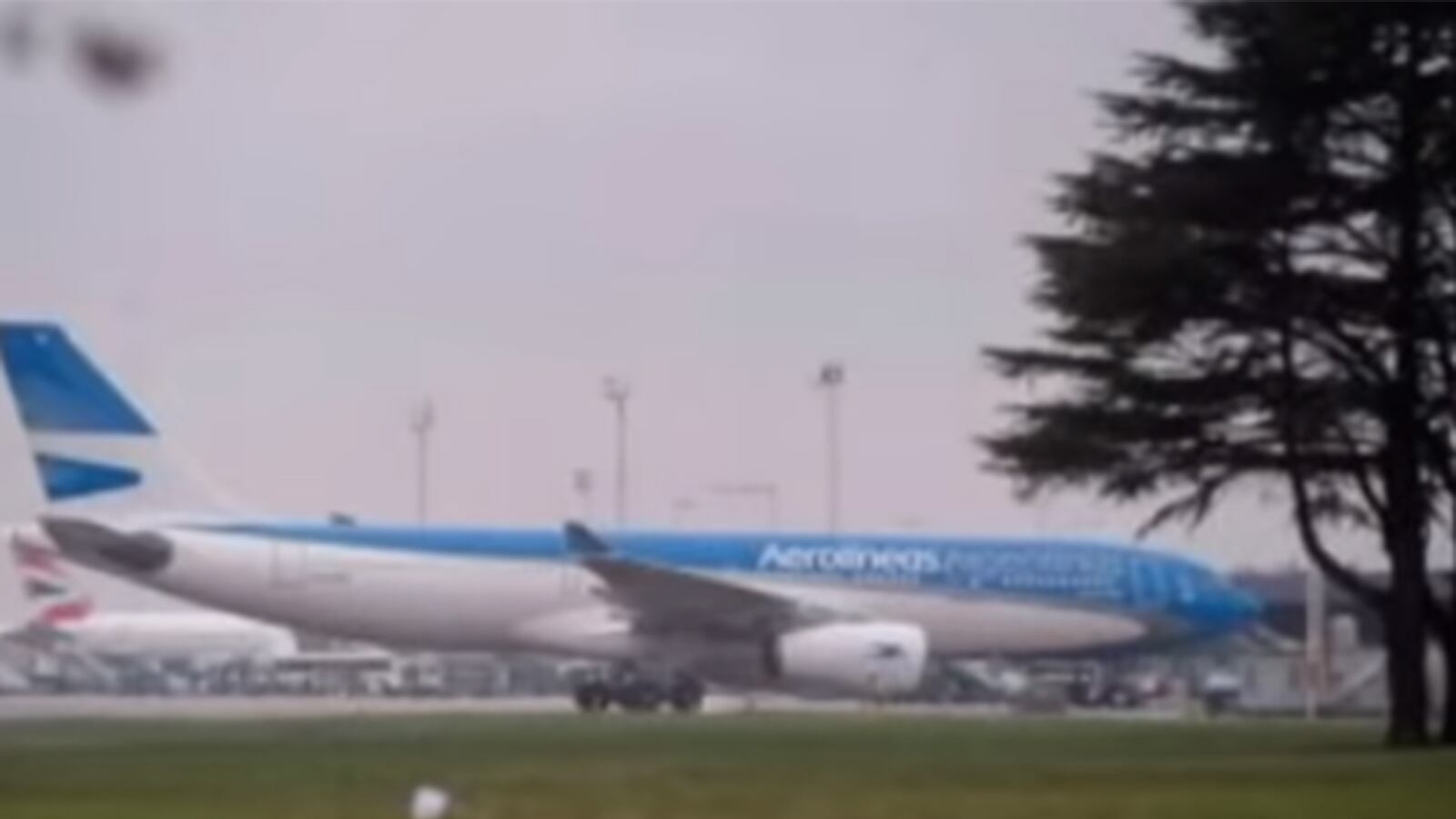 Azafata vio a su ex que tiene nueva novia en pleno vuelo y puso en peligro a la tripulación.