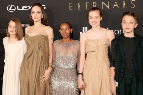 Los hijos de Angelina y Brad Pitt reaparecen y se roban el corazón de todos con este gesto: siguen el camino de su mamá