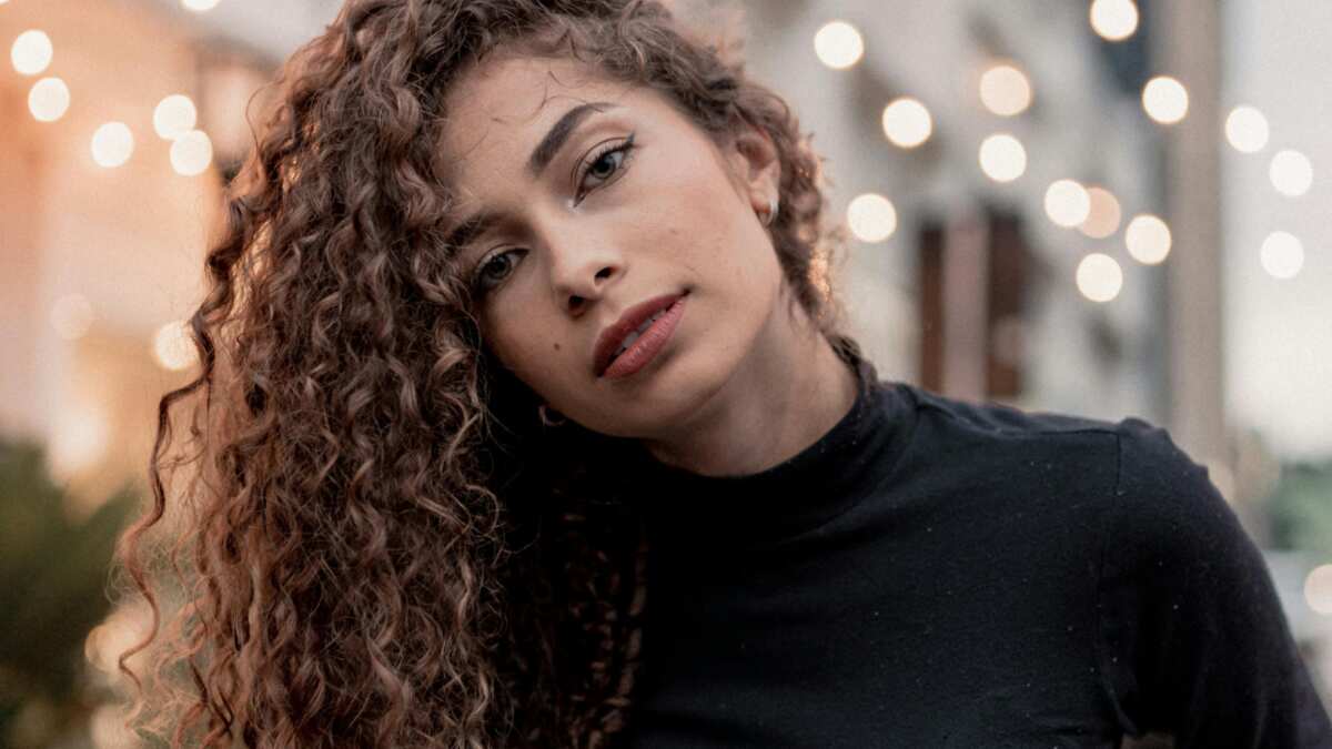 Este estilo balayage es considerado el más bonito para mujeres de cabello rizado.