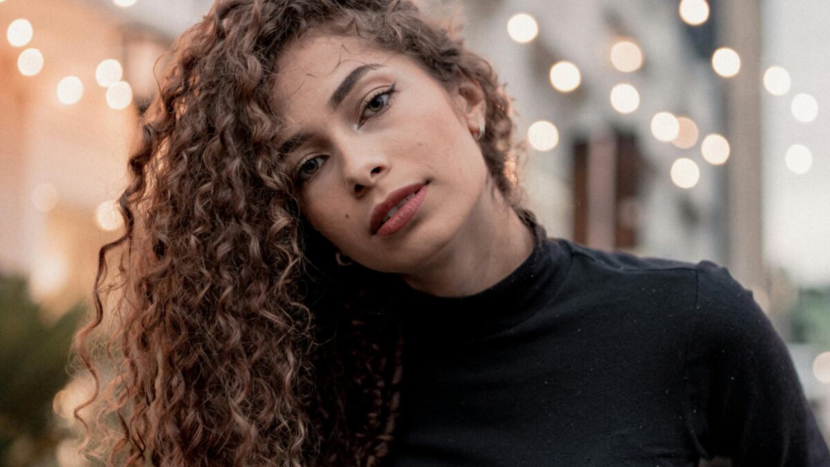 Este estilo balayage es considerado el más bonito para mujeres de cabello rizado.