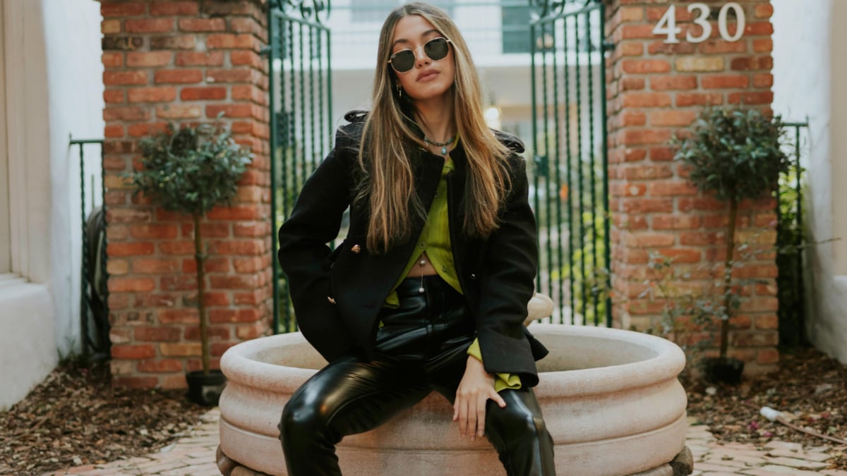 Así es como puedes lograr que un look casual se convierta en el más elegante.