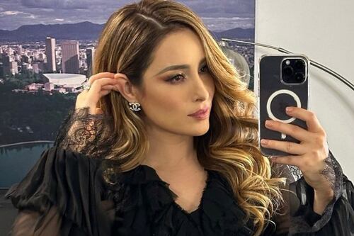 ¡Cynthia Rodríguez retó a Carolina Herrera! Su look de jeans y tenis a los 41 con el que se colocó como la más elegante