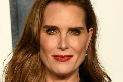 Brooke Shields muestra cómo llevar de forma elegante un vestido con ‘cut-out’ a los 59 años