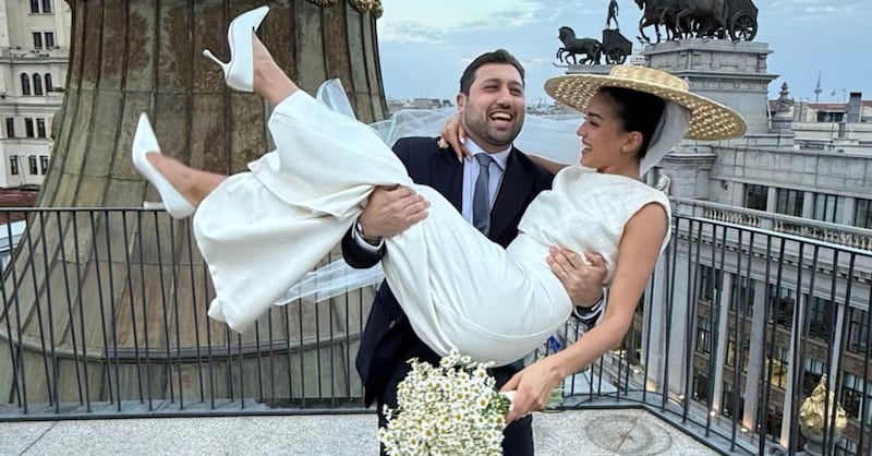 Ale Capetillo dio el primer adelanto de cómo lucirá su vestido de novia.