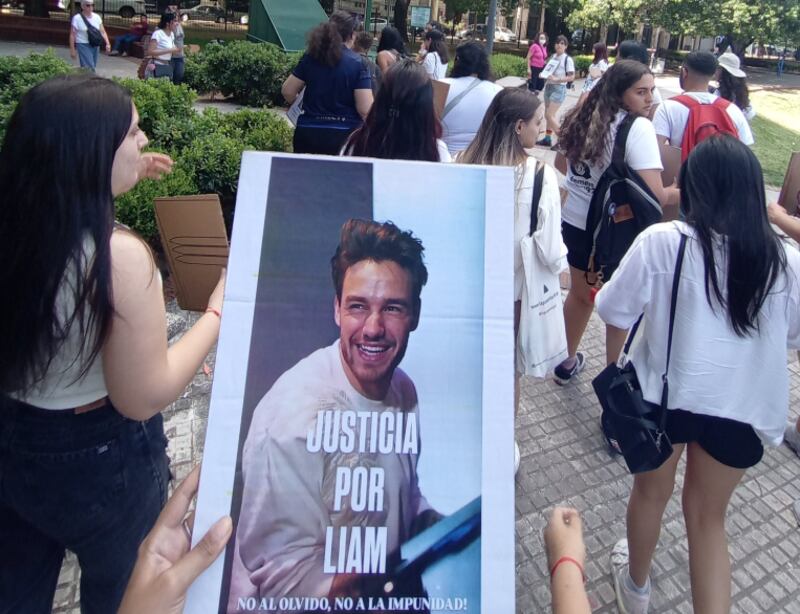Fanáticas en Argentina realizan marcha a dos meses de la muerte de Liam Payne.