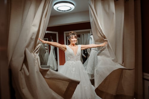 Daniela Luján revela las opciones para su vestido de novia