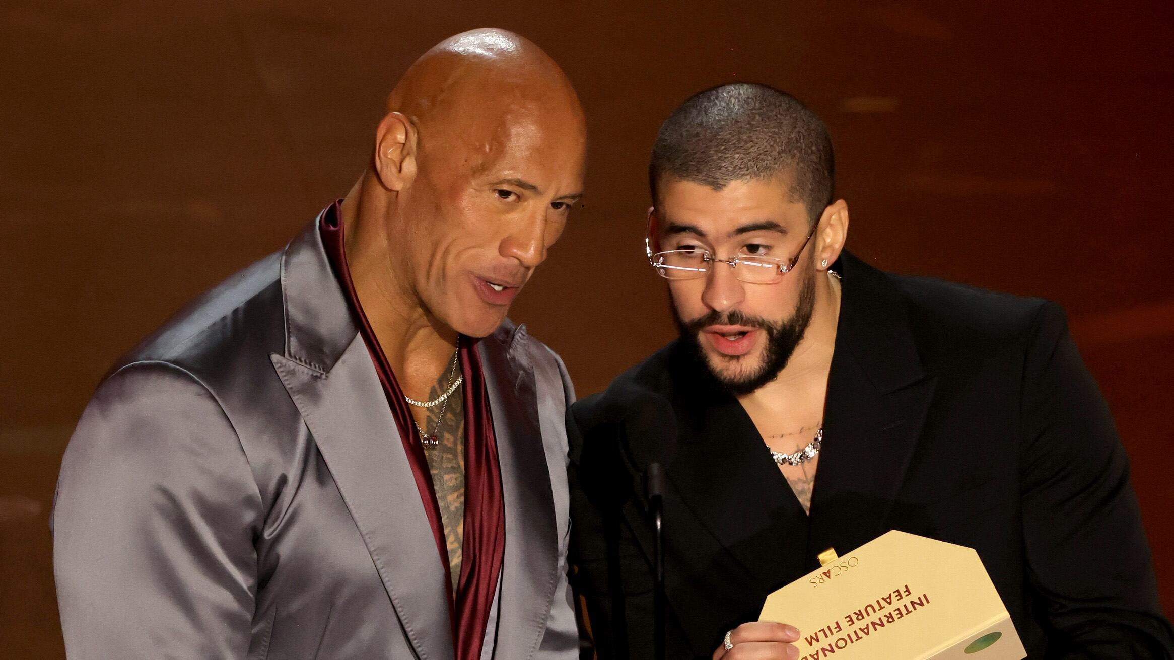 Bad Bunny lució serio y elegante.