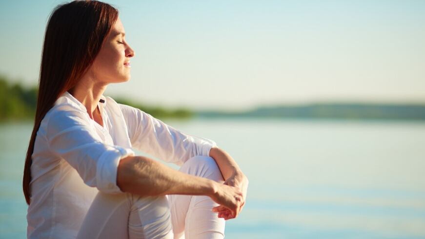 Mujer relajada disfrutando del mar